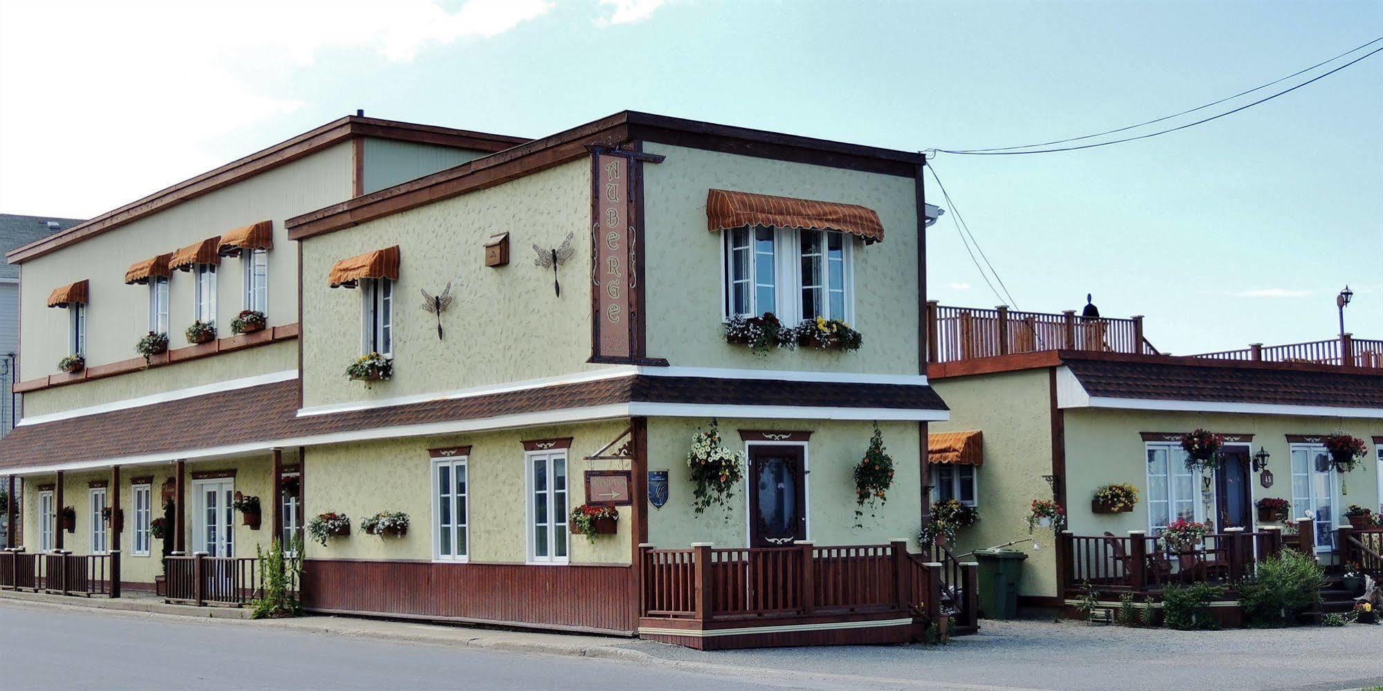 Auberge Du Vieux Faubourg Sainte Anne des Monts Exterior photo